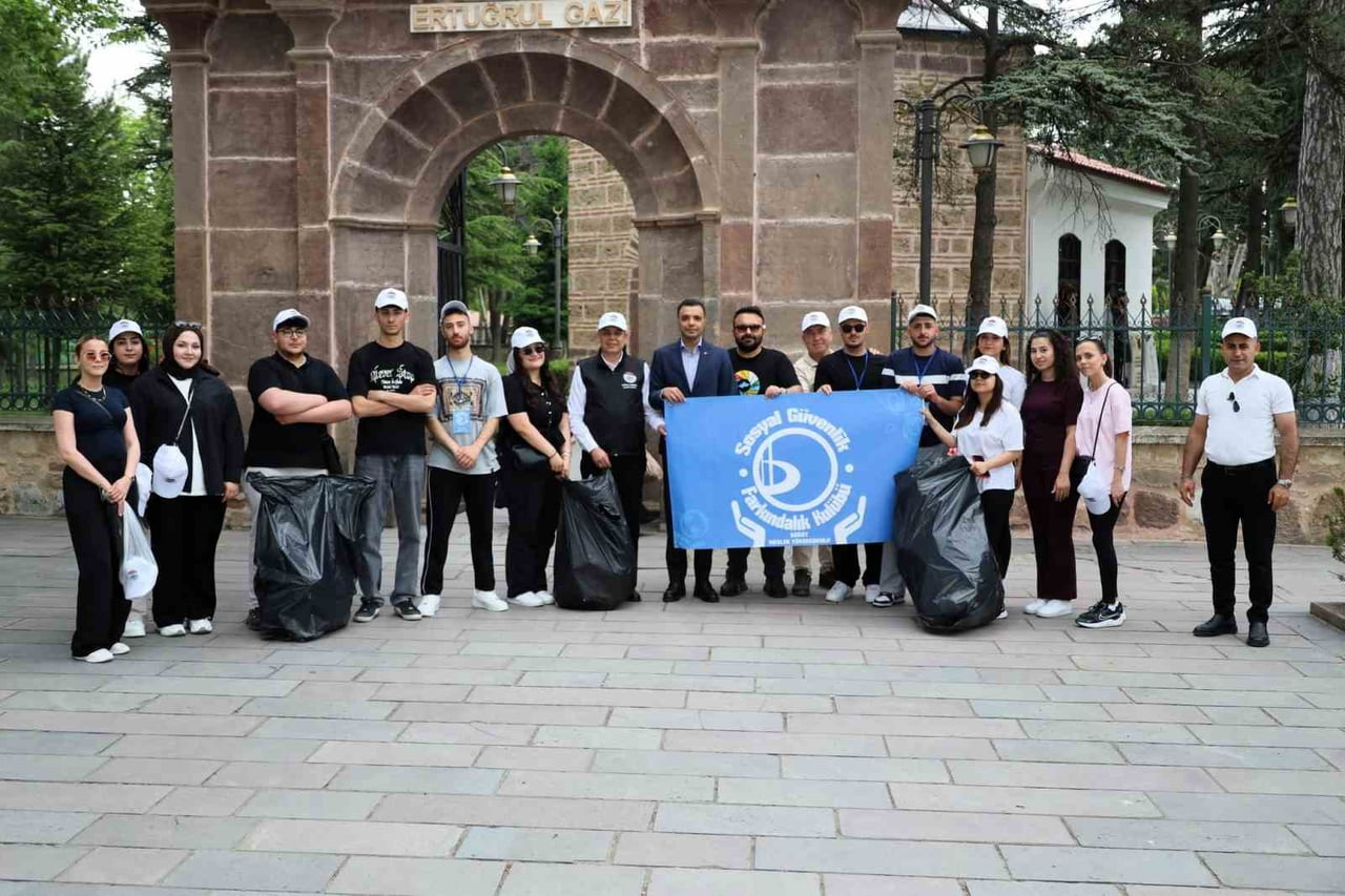 ERTUĞRUL GAZİ TÜRBESİ ÇEVRESİNDE POŞET POŞET ÇÖP TOPLANDI