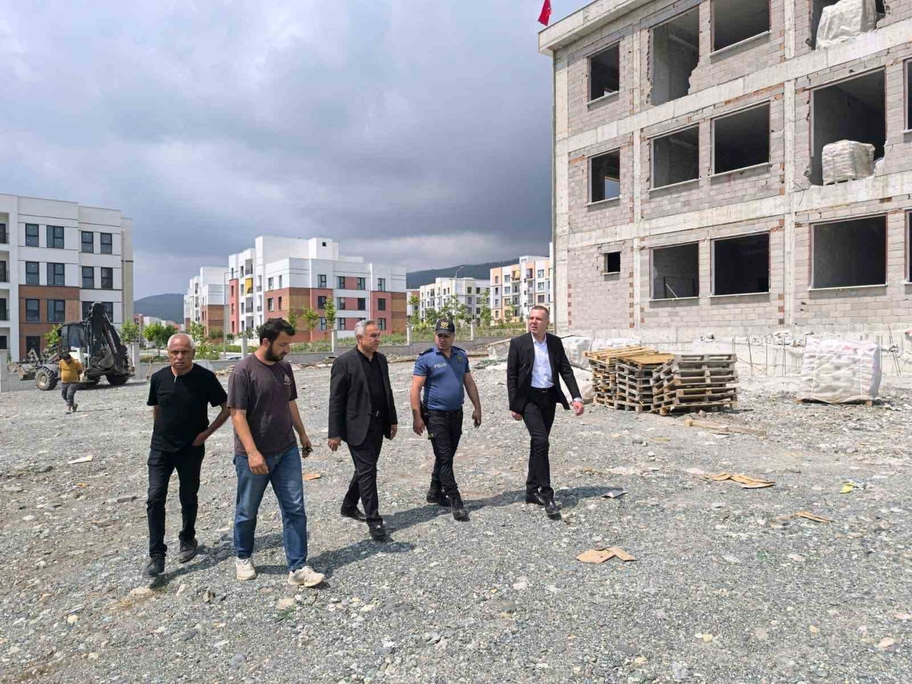 ERZİN KAYMAKAMI ONUR ÖZAYDIN, BERABERİNDEKİ KURUM MÜDÜRLERİYLE BİRLİKTE YAPIMI DEVAM EDEN TOKİ...