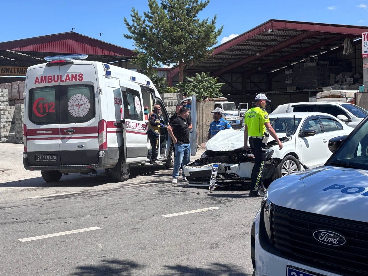 ERZİNCAN'DA 3 ARACIN KARIŞTIĞI TRAFİK KAZASINDA 1 KİŞİ YARALANDI