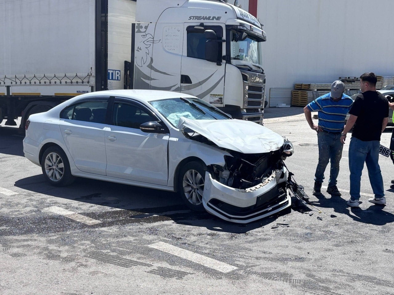 ERZİNCAN'DA 3 ARACIN KARIŞTIĞI TRAFİK KAZASINDA 1 KİŞİ YARALANDI