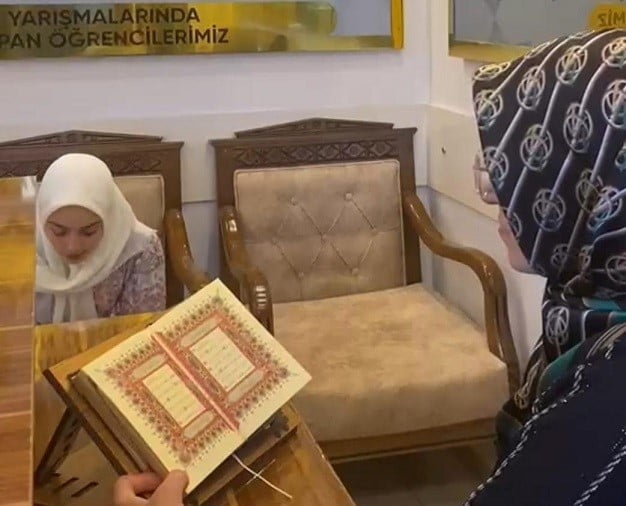 ERZİNCAN'DA HAFIZLIK EĞİTİMİNİ BİR YILDA TAMAMLAYAN ÖĞRENCİ YAĞMUR TURAK, KUR'AN-I KERİM'İN 30...