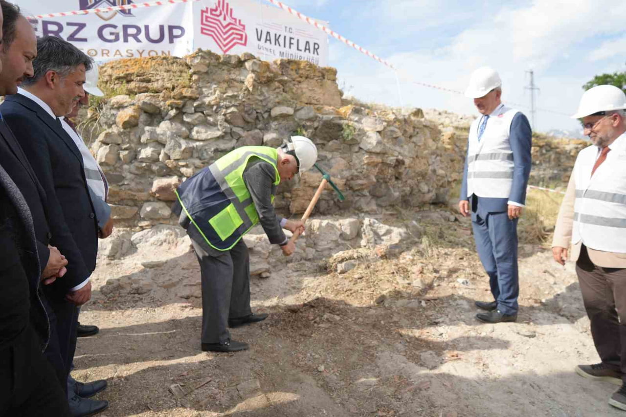 ERZİNCAN'DA HAYATA GEÇİRİLECEK TARİHİ ERZİNCAN ARKEOPARK PROJESİ'NİN KAZI ÇALIŞMALARI, TÜRK...