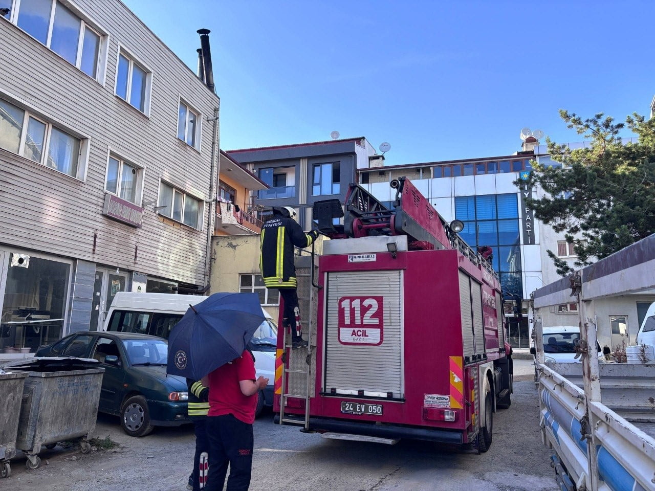 ERZİNCAN'DA KARGA AİLESİ YAVRUSU İÇİN KEDİLERE VE İNSANLARA MEYDAN OKUDU