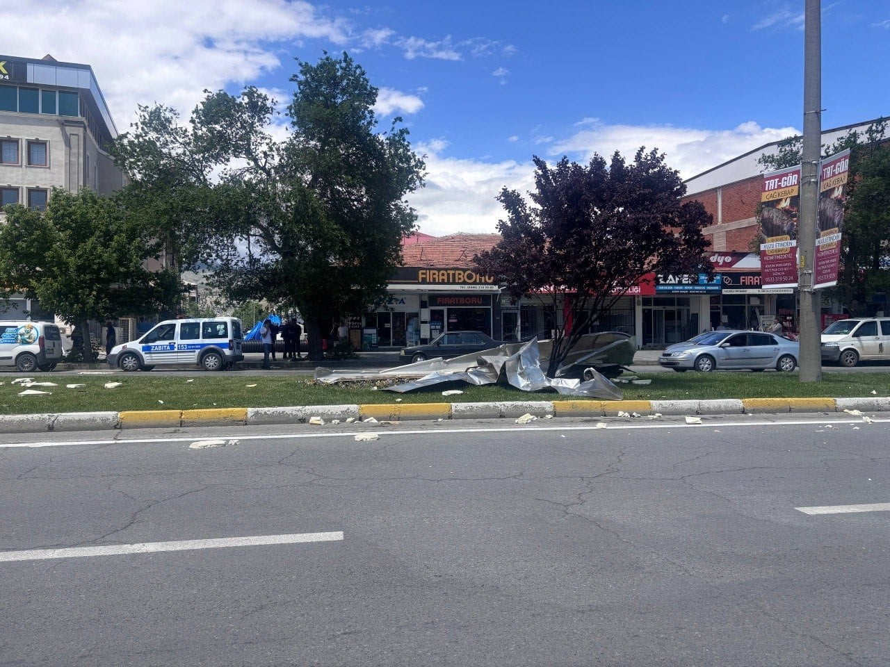 ERZİNCAN'DA ŞİDDETLİ RÜZGARDAN AĞAÇLAR DEVRİLDİ ÇATILAR UÇTU