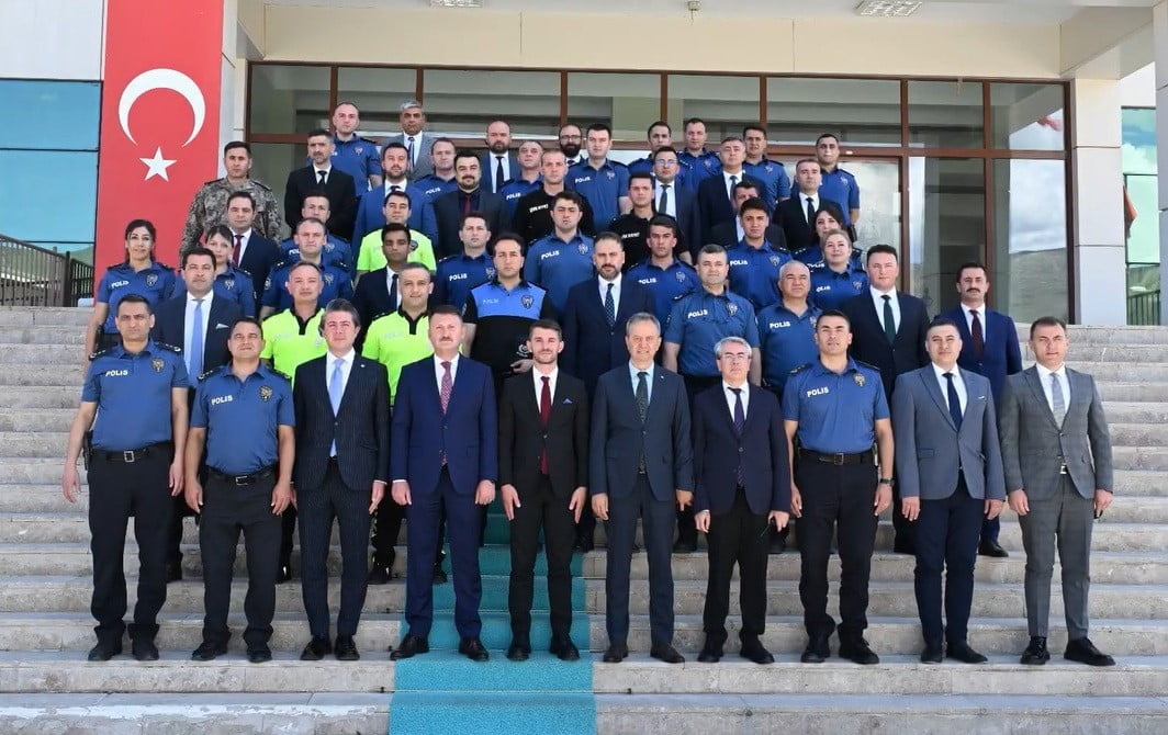 ERZİNCAN'DA TERFİ EDEN EMNİYET PERSONELİNE YENİ RÜTBELERİ TAKILDI