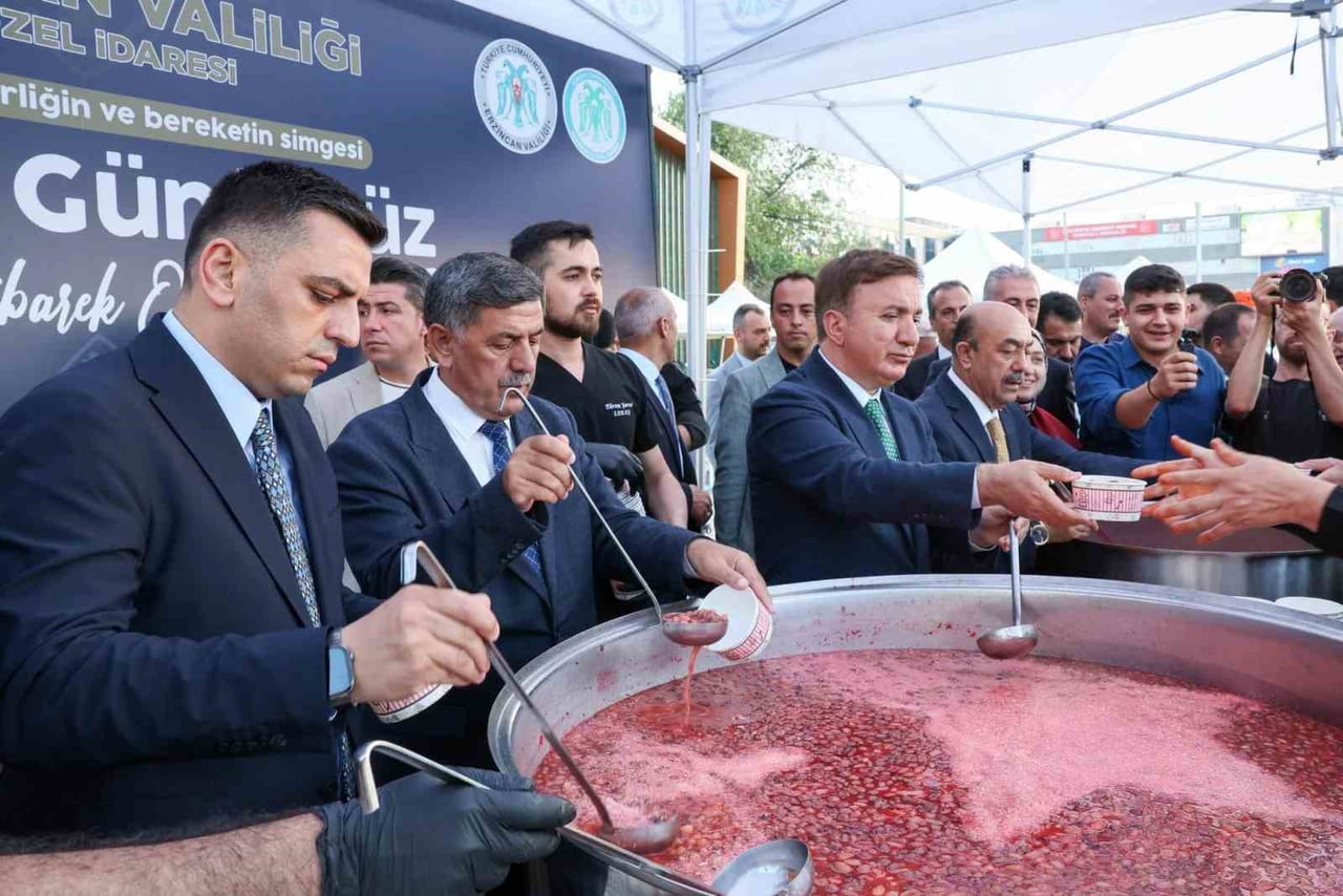 ERZİNCAN'DA VATANDAŞLARA AŞURE İKRAM EDİLDİ