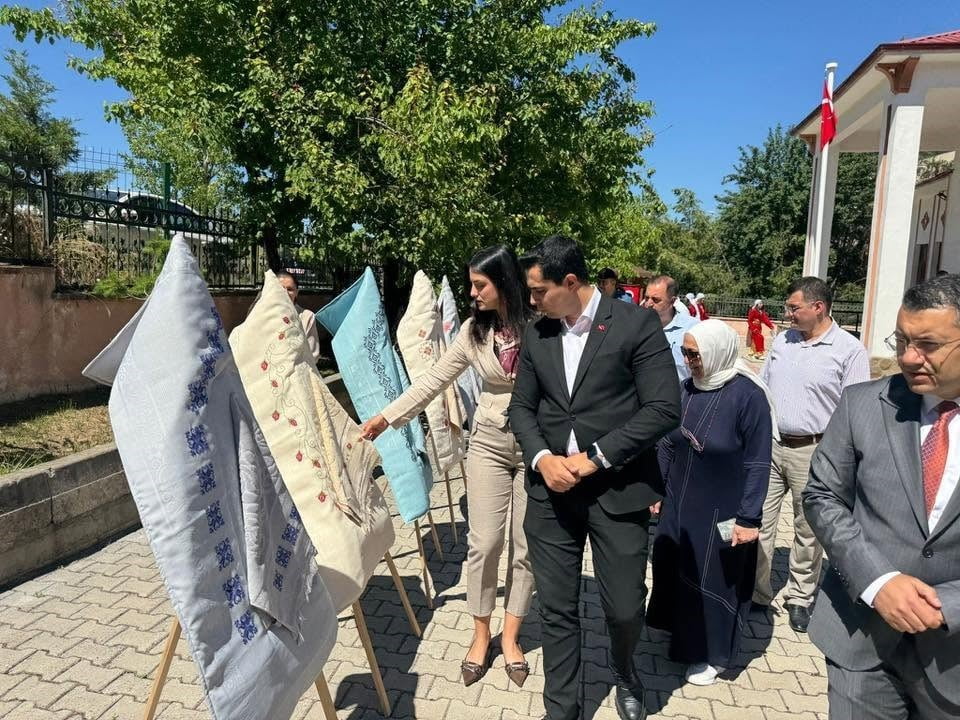 ERZİNCAN'IN KEMAH İLÇESİNDE HALK EĞİTİM MERKEZİ MÜDÜRLÜĞÜ TARAFINDAN DÜZENLENEN "HAYAT BOYU...