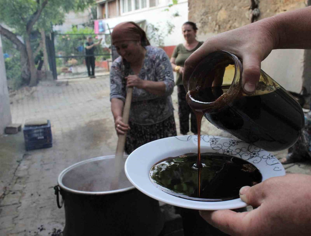 ERZİNCAN'IN KEMALİYE İLÇESİ VE KÖYLERİNDE, YÜZYILLARDIR SÜRDÜRÜLEN GELENEKSEL YÖNTEMLERLE DUT...