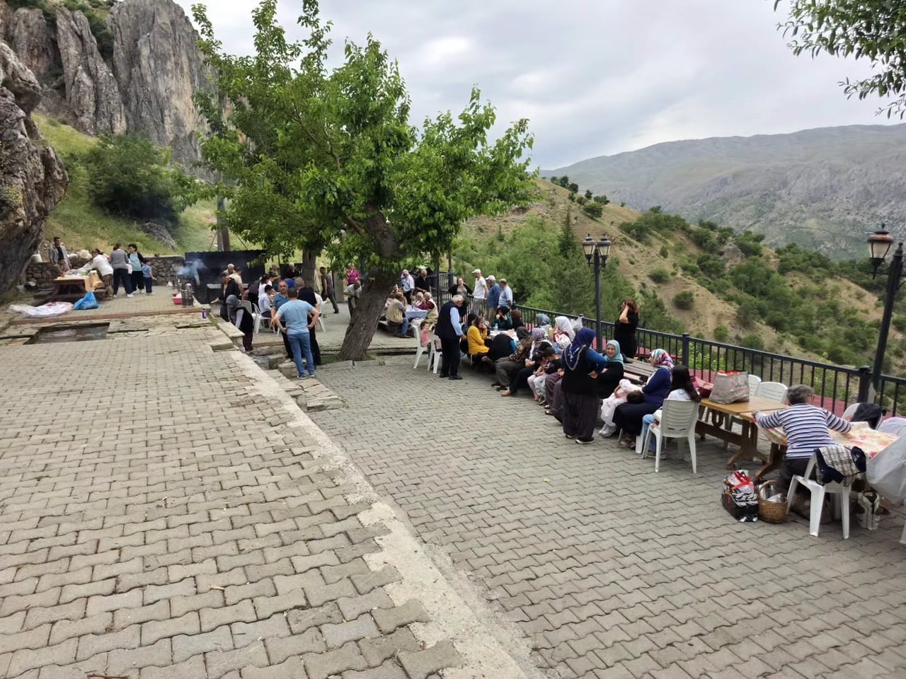 ERZİNCAN'IN KEMALİYE İLÇESİNE BAĞLI TOYBELEN KÖYÜ KIRKGÖZ MEVKİSİNDE GELENEKSEL OLARAK DÜZENLENEN...