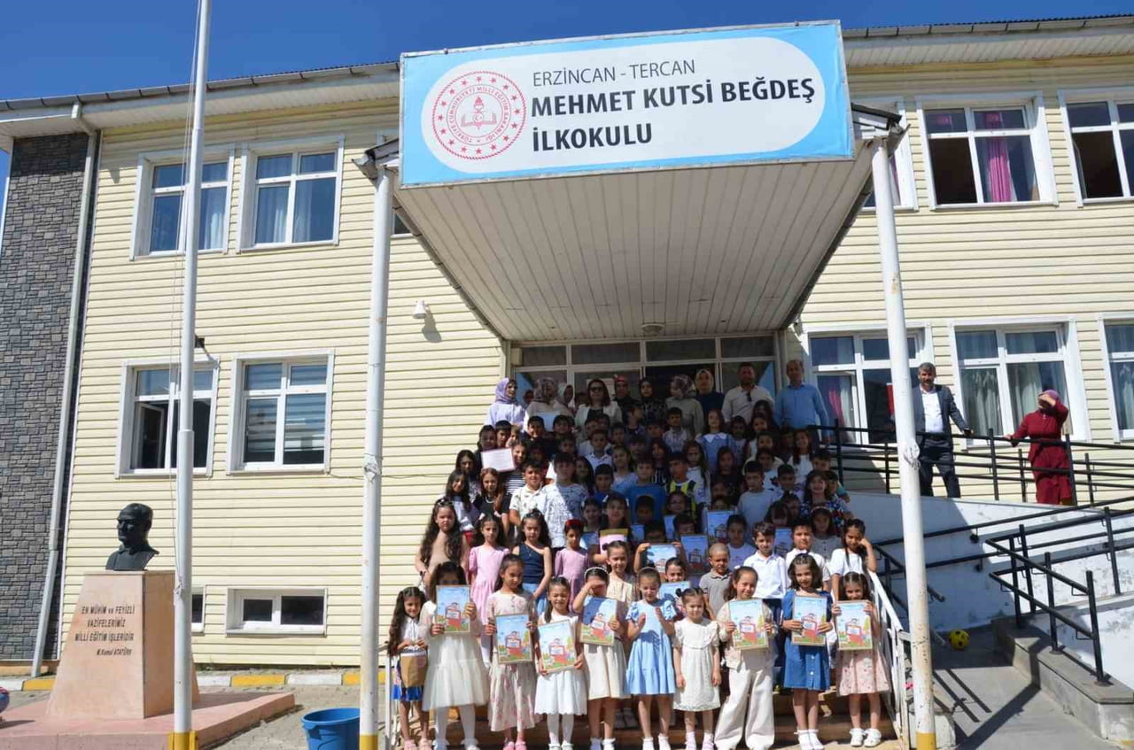 ERZİNCAN'IN TERCAN İLÇESİNDE 2025-2026 EĞİTİM ÖĞRETİM YILININ SONA ERMESİYLE 1988 ÖĞRENCİ KARNE...