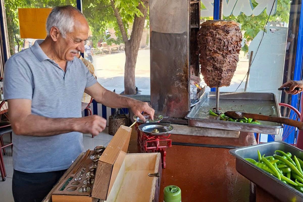ERZİNCAN BELEDİYESİ ZABITA MÜDÜRLÜĞÜ EKİPLERİ, İL GENELİNDEKİ İŞ YERLERİ VE SEMT PAZARLARINDA...