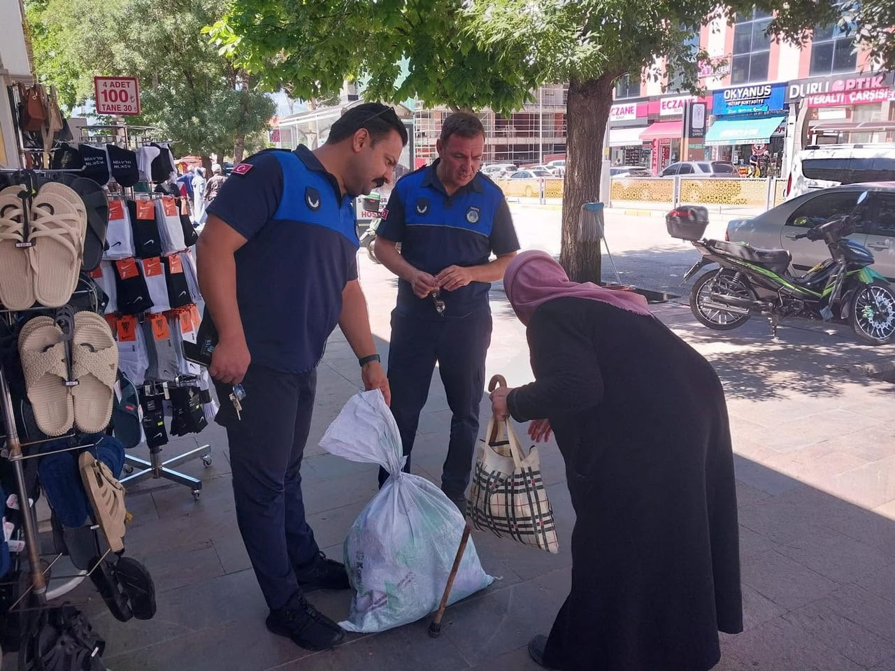ERZİNCAN BELEDİYESİ ZABITA MÜDÜRLÜĞÜ PERSONELLERİ, ŞEHİR MERKEZİNDE ALIŞVERİŞ TORBASINI KAYBEDEN...