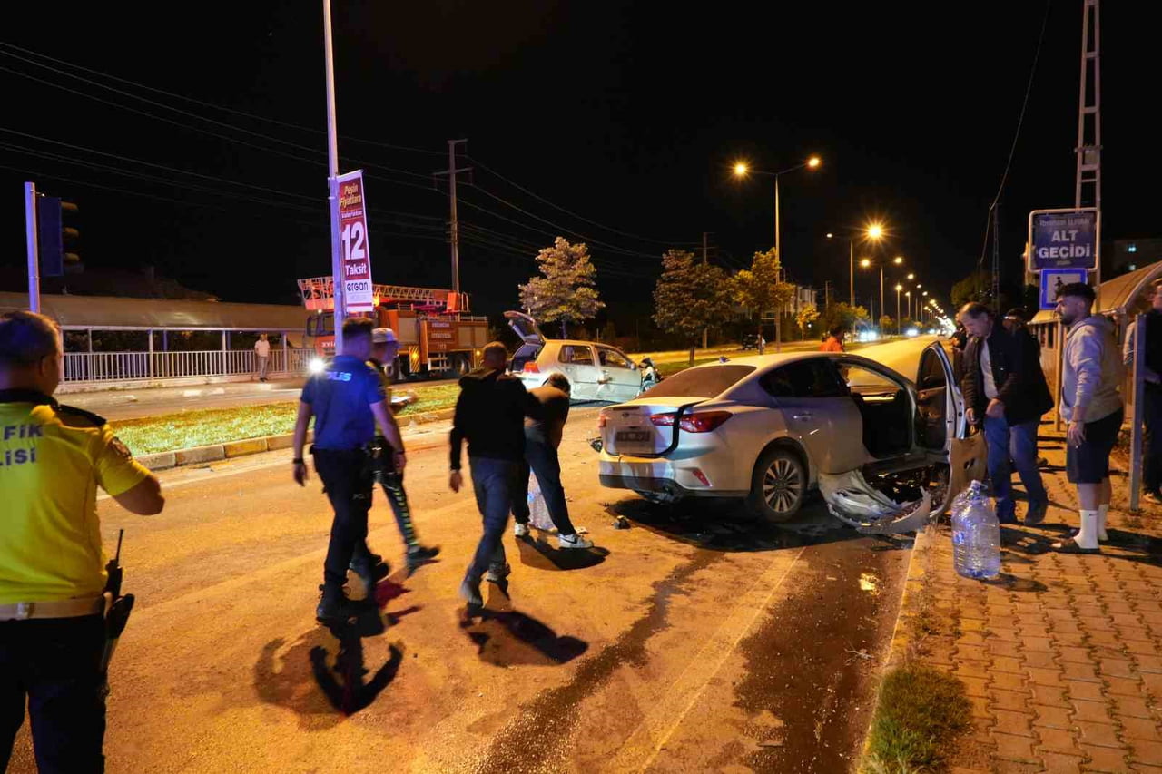 ERZİNCAN’DA 2 OTOMOBİLİN ÇARPIŞMASI SONUCU MEYDANA GELEN TRAFİK KAZASINDA 5 KİŞİ...