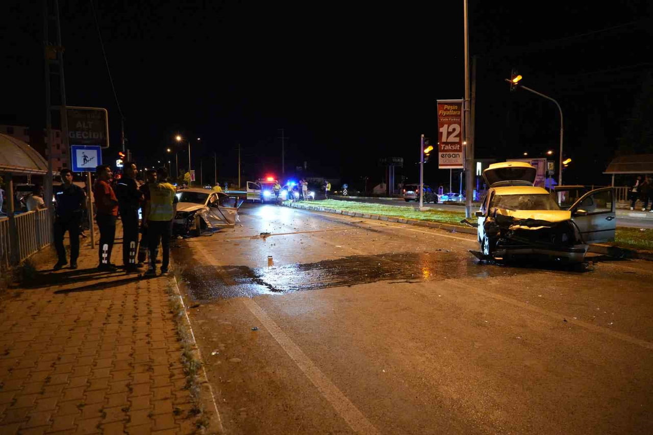ERZİNCAN’DA 2 OTOMOBİLİN ÇARPIŞMASI SONUCU MEYDANA GELEN TRAFİK KAZASINDA 5 KİŞİ...