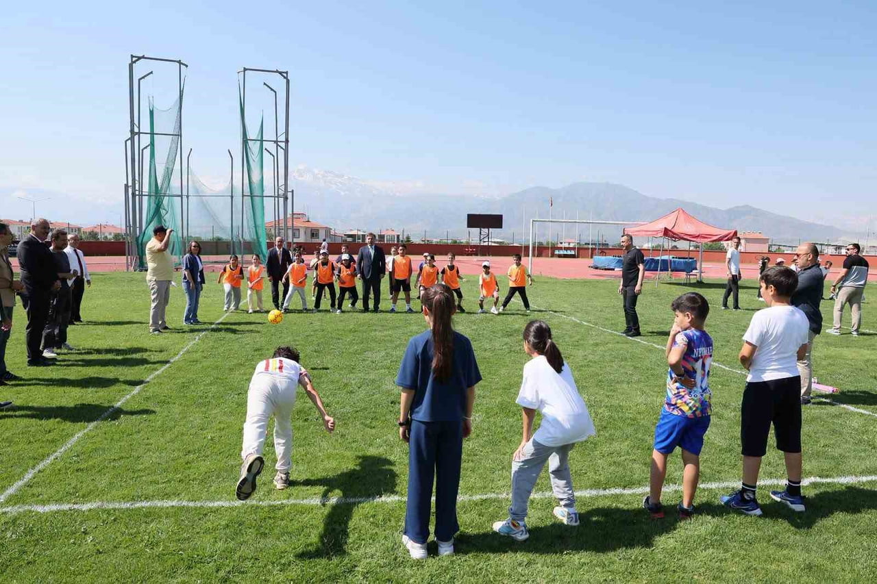 ERZİNCAN’DA ÇOCUKLARIN GELENEKSEL OYUNLARLA BULUŞMASINI SAĞLAMAK AMACIYLA DÜZENLENEN GELENEKSEL...