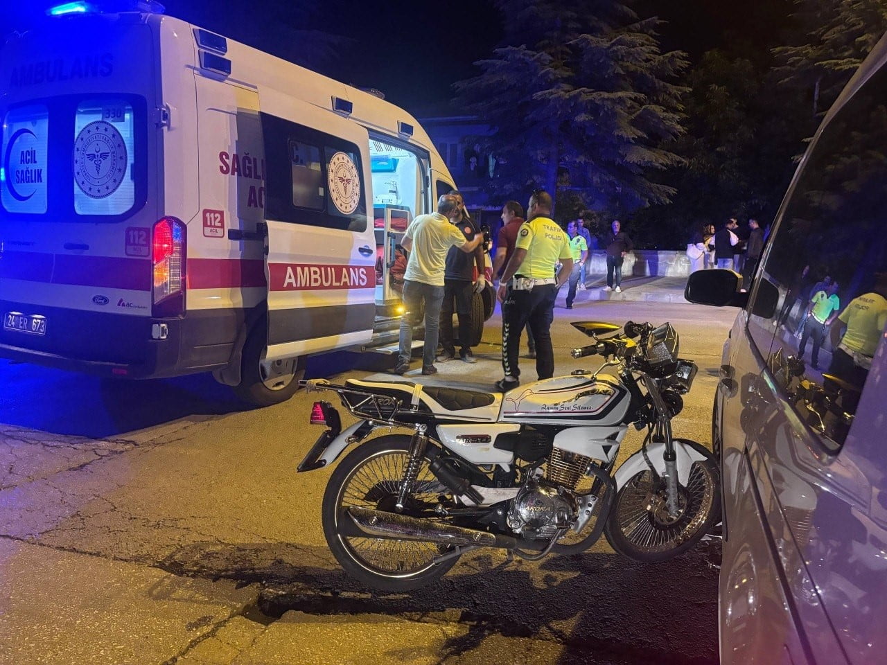 ERZİNCAN’DA OTOMOBİL İLE MOTOSİKLET ÇARPIŞTI: 2 YARALI