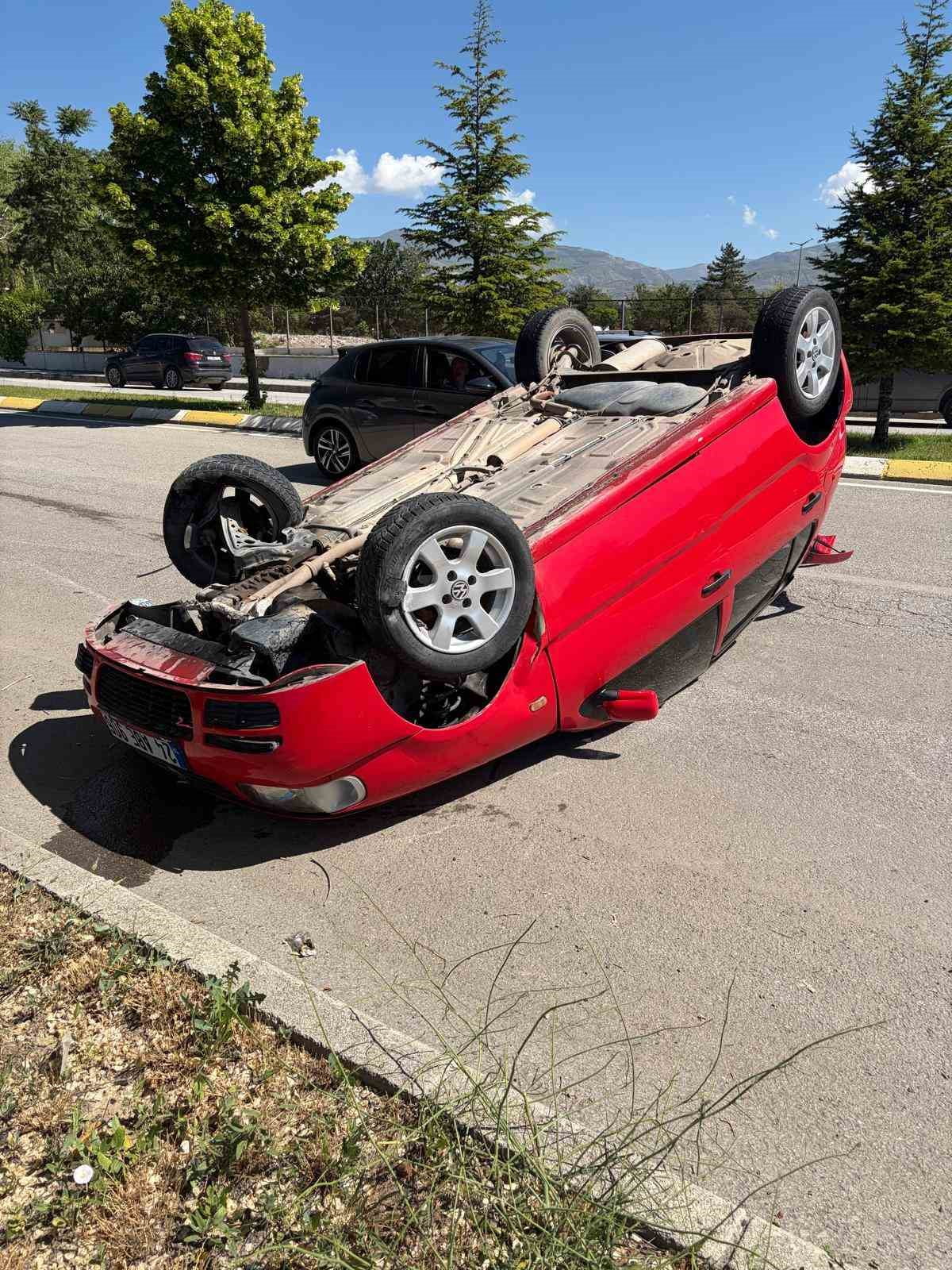 ERZİNCAN’DA OTOMOBİL TAKLA ATTI: 1 YARALI