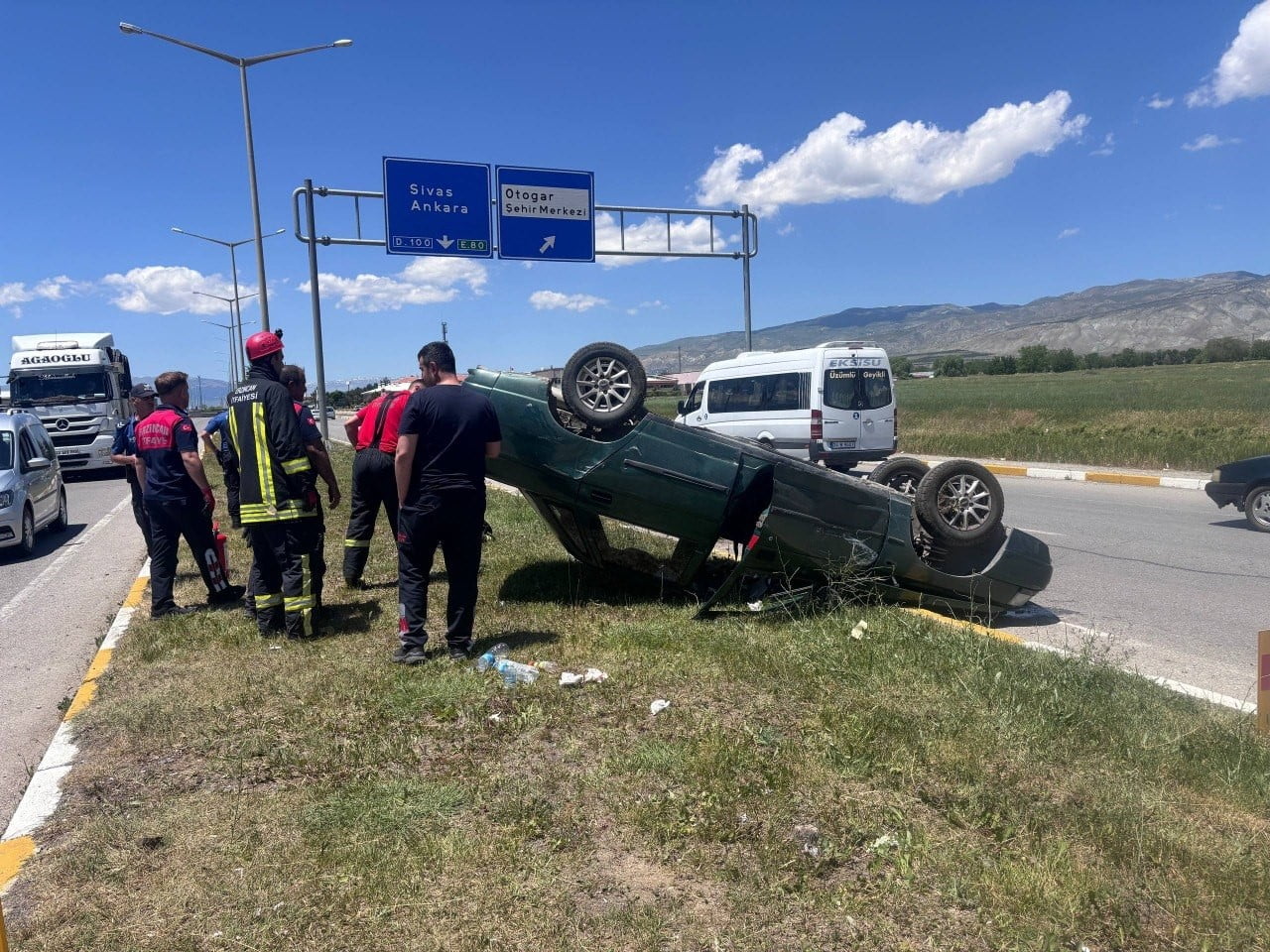 ERZİNCAN’DA TAKLA ATAN OTOMOBİLDE 2 KİŞİ YARALANDI