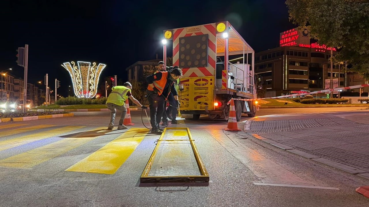 ERZİNCAN’DA YOL ÇİZGİLERİ YENİLENİYOR