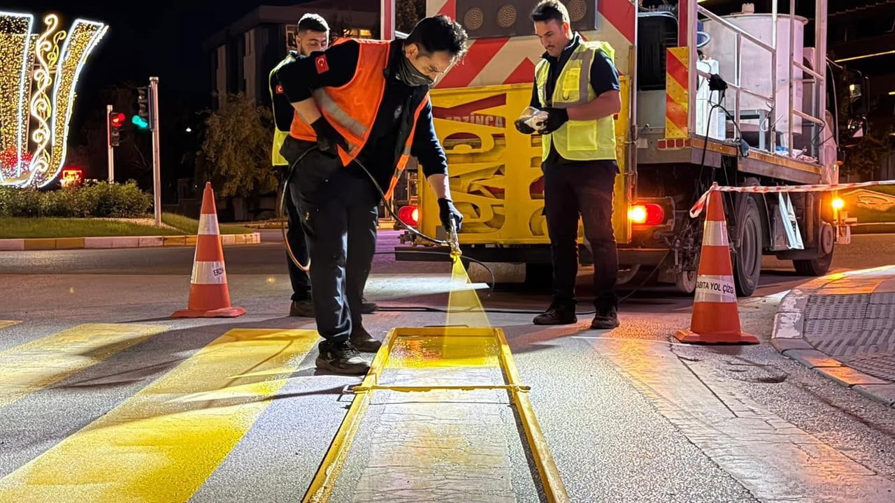 ERZİNCAN’DA YOL ÇİZGİLERİ YENİLENİYOR