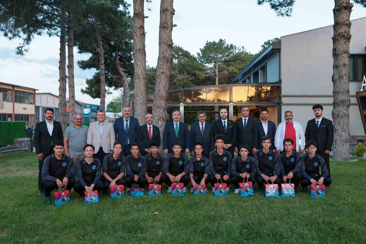 ERZİNCAN FEN LİSESİ FUTBOL TAKIMI TÜRKİYE FİNALLERİ YOLUNDA