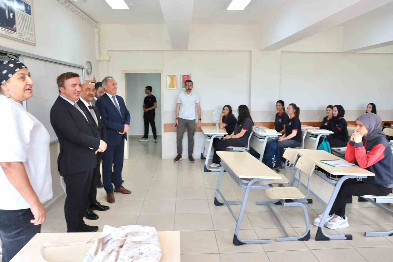 ERZİNCAN VALİSİ HAMZA AYDOĞDU, HACI ÖMER KARTAL İLE BİRLİKTE ULALAR ANADOLU LİSESİ'Nİ ZİYARET...