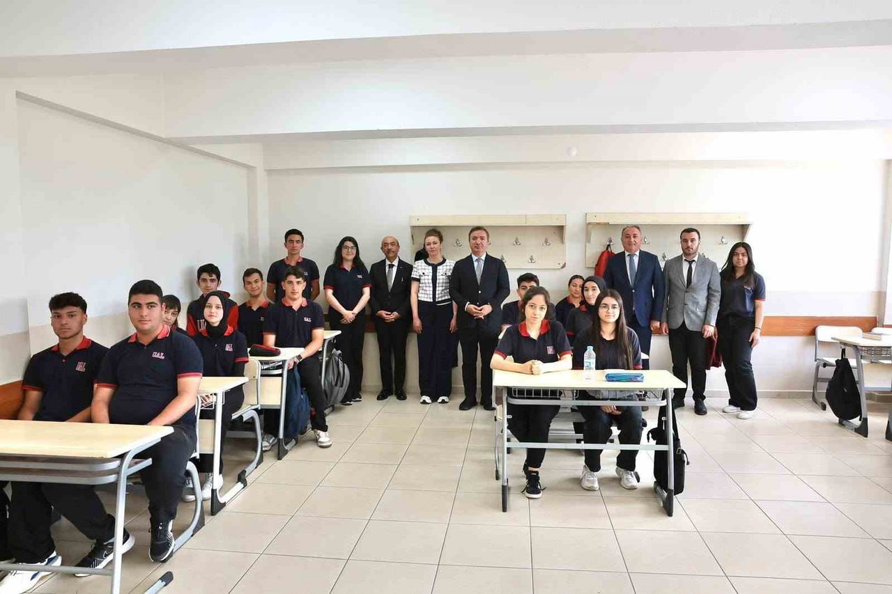 ERZİNCAN VALİSİ HAMZA AYDOĞDU, HACI ÖMER KARTAL İLE BİRLİKTE ULALAR ANADOLU LİSESİ'Nİ ZİYARET...