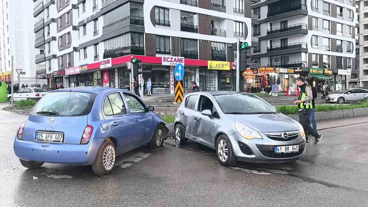 ERZURUM'DA 3 ARAÇ KAVŞAKTA BİRBİRİNE GİRDİ. KAZADA BİR KİŞİ YARALANDI.