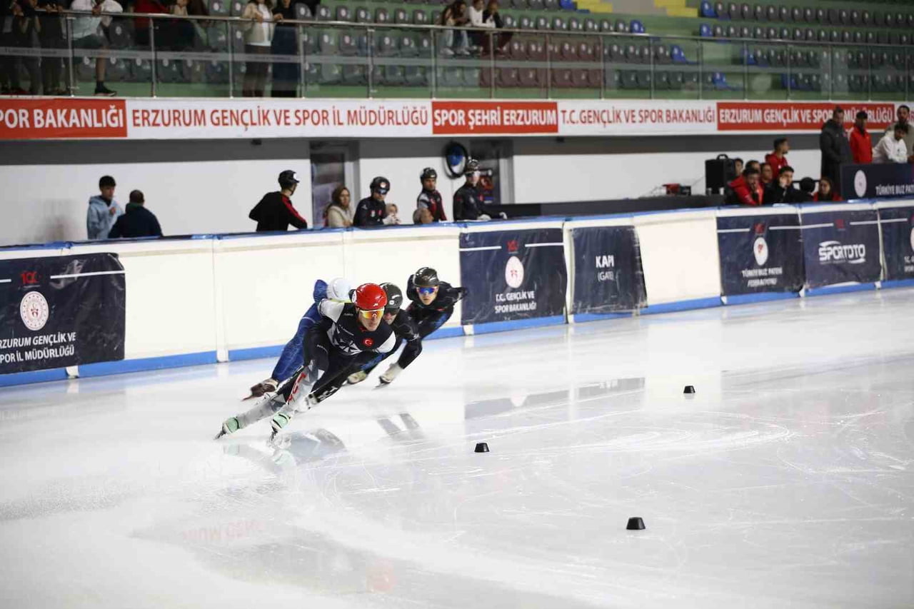 ERZURUM'DA DÜZENLENEN SHORT TRACK TÜRKİYE ŞAMPİYONASI'NDA BÜYÜKLER VE GENÇLER KATEGORİLERİNDE...