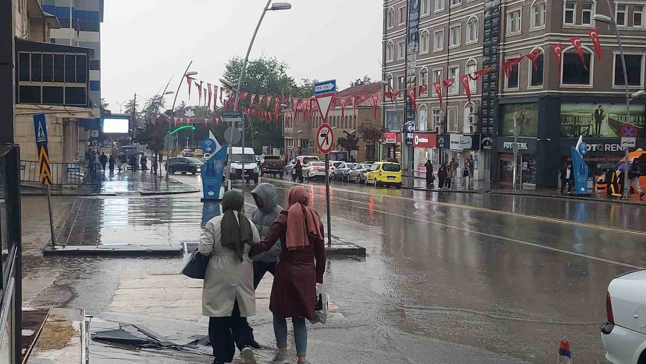 ERZURUM'DA ETKİLİ OLAN YAĞIŞ KENT MERKEZİ BAŞTA OLMAK ÜZERE İL GENELİNDE ZAMAN ZAMAN YAŞAMI...