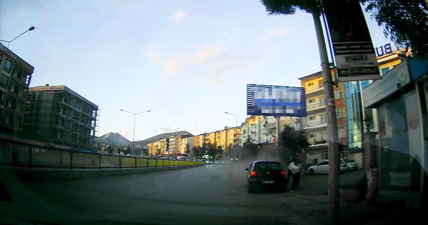 ERZURUM'DA HIZINI ALAMAYAN VE YOLDA SAVRULAN BİR ARAÇ AZ DAHA KALDIRIMDA YÜRÜYEN İKİ GENÇ KIZIN...