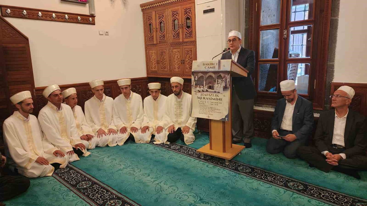 ERZURUM'DA TARİHİ BAKIRCI CAMİİ'NDE HAFIZLIK EĞİTİMLERİNİ TAMAMLAYAN 6 ÖĞRENCİ İÇİN MEZUNİYET...
