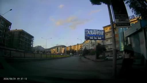 Erzurum'da yürekleri ağızlara getiren kaza kamerada: Gençler son anda böyle kurtuldu