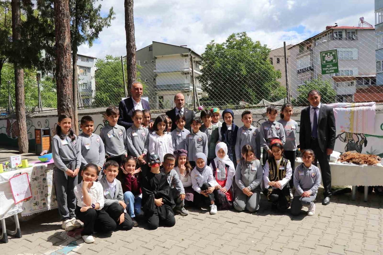 ERZURUM'UN OLTU İLÇESİNDE, İLKOKUL ÖĞRENCİLERİNİN ÖZGÜN ESERLERİNİN GÖRÜCÜYE ÇIKTIĞI BİLİN ŞENLİĞİ...