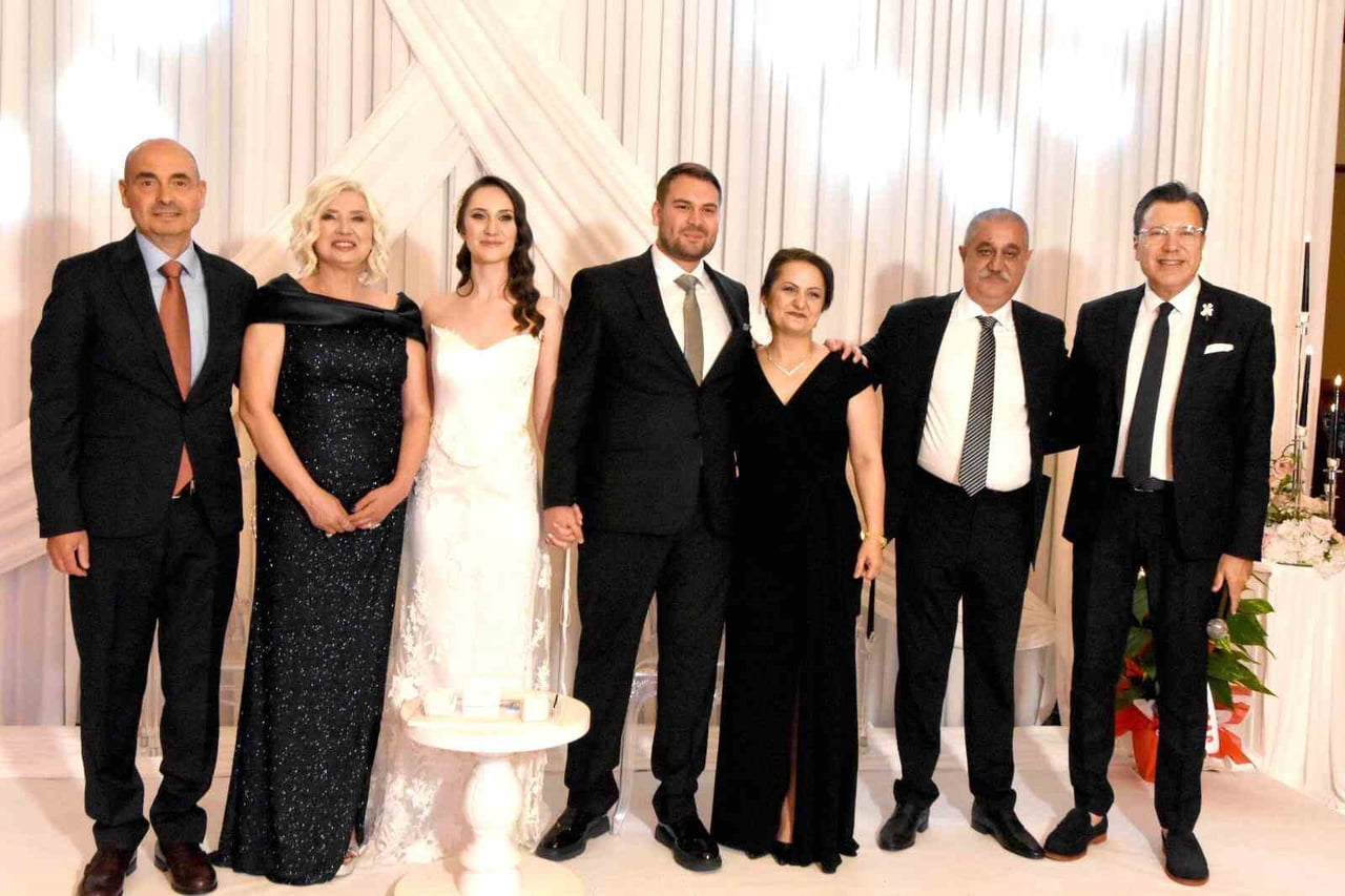 ERZURUM'UN TANINMIŞ VE YARDIMSEVER İŞ İNSANLARINDAN SERAP-MEHMET TAN ÖZYAPAR'IN KIZI GİZEM ÖZYAPAR...