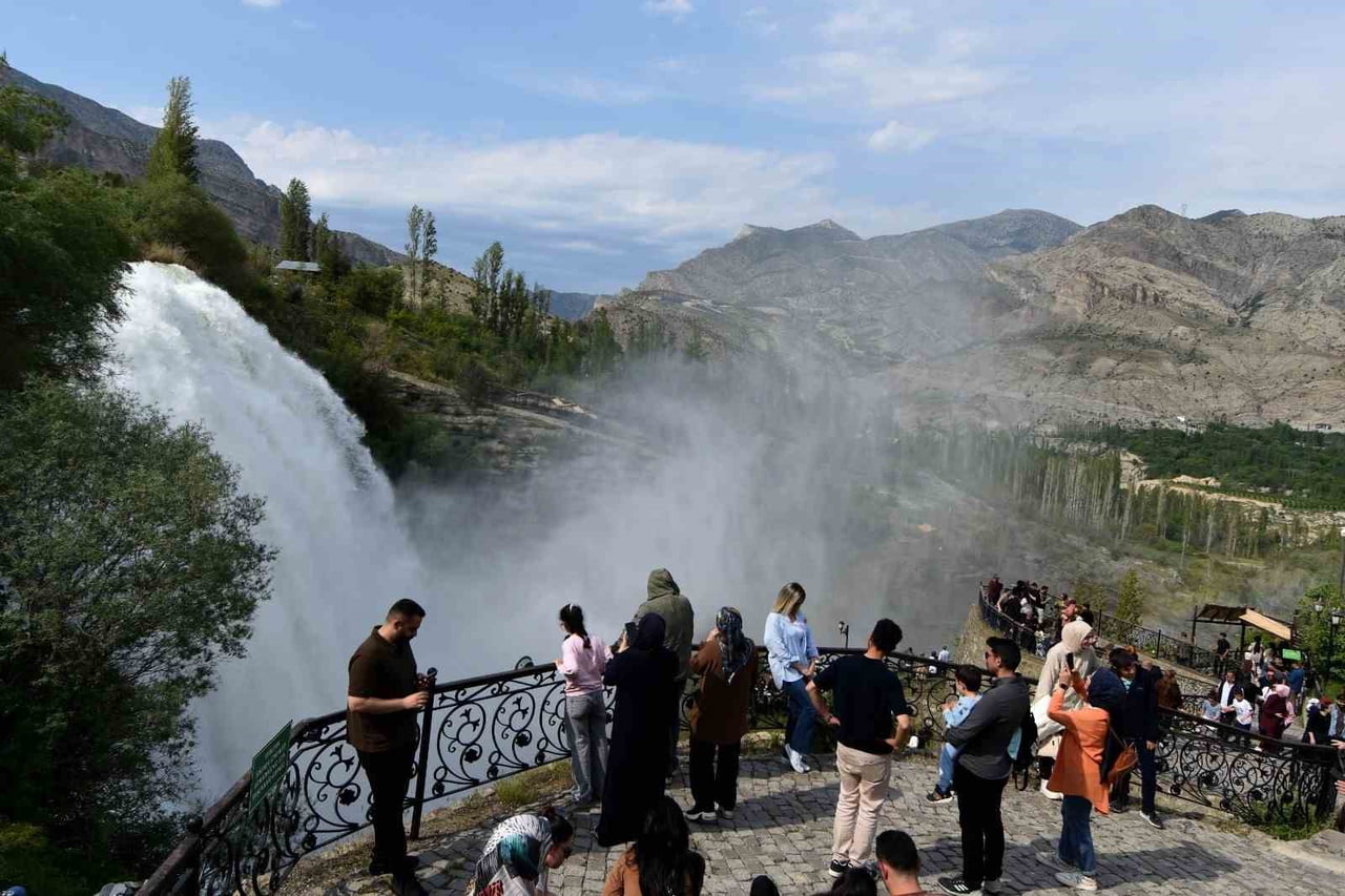 ERZURUM'UN UZUNDERE İLÇESİNDE BULUNAN TORTUM ŞELALESİ, İLKBAHARIN GELİŞİYLE BİRLİKTE COŞAN SULARI...