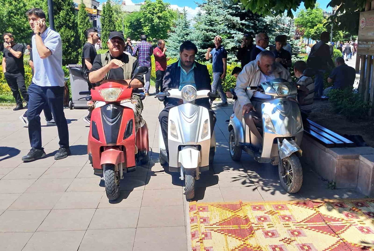 ERZURUM'UN YAKUTİYE İLÇESİNDEKİ LALAPAŞA CAMİİ'NİN BAHÇESİNDE 3 KİŞİ, AKÜLÜ BİSİKLETLERİ ÜZERİNDE...