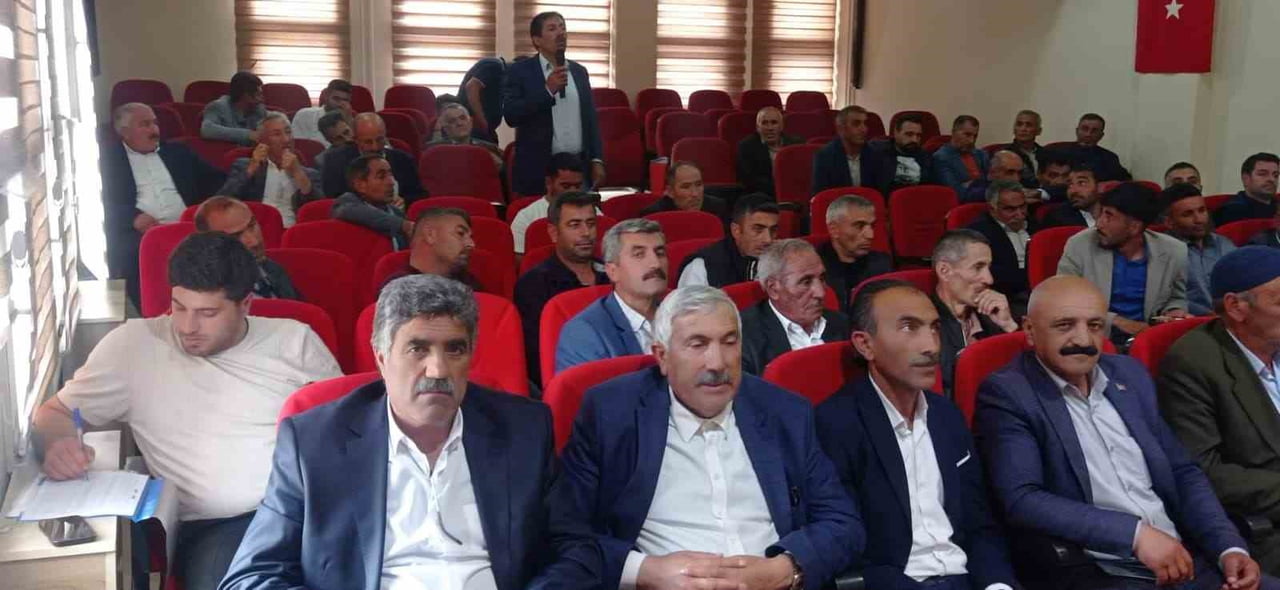 ERZURUM BÜYÜKŞEHİR BELEDİYESİ GENEL SEKRETERİ ZAFER AYNALI, TEKMAN’DA MUHTARLARLA BİR ARAYA GELDİ...