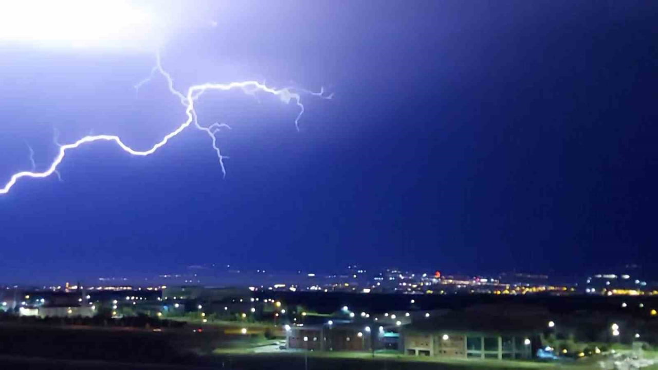 ERZURUM’DA BİRKAÇ GÜNDÜR ETKİLİ OLAN YAĞIŞ, DÜN GECE SAĞANAK VE GÖK GÜRÜLTÜLÜ OLARAK KENDİNİ...