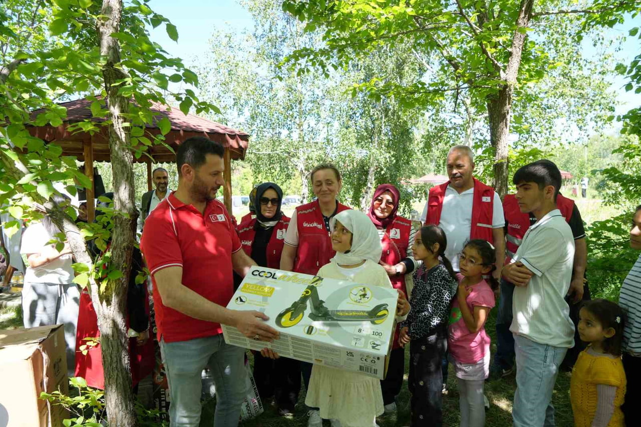 ERZURUM’DA GÖNÜLLÜLER PALANDÖKEN KIZILAY ŞUBESİ ÖNCÜLÜĞÜNDE BİR ARAYA GELDİ, YETİM VE ÖKSÜZ...