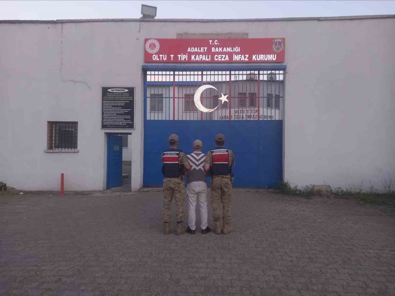 ERZURUM’DA JANDARMADAN YAKALAMA KARARI OLAN ŞAHISLARA OPERASYON