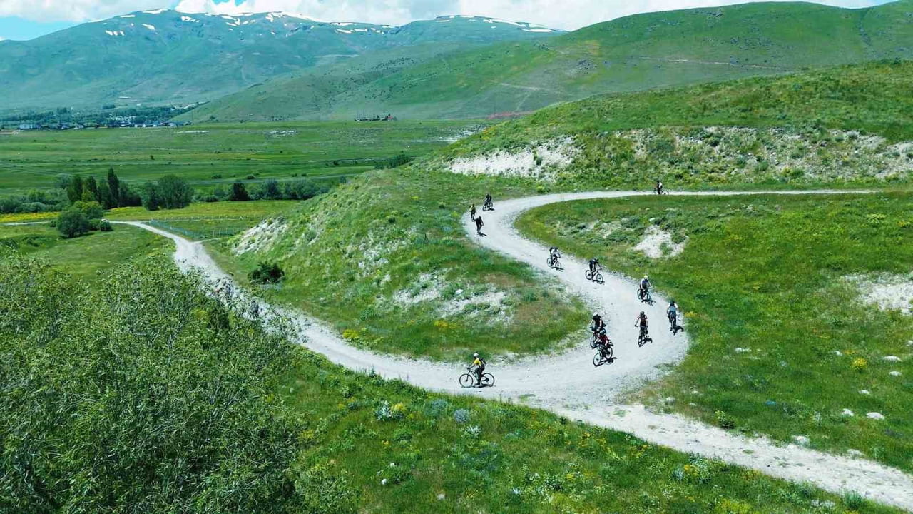 ERZURUM’DA KENDİLERİNİ "DEMİR ATLILAR" OLARAK ADLANDIRAN HER YAŞTAN BİSİKLET SEVDALISI, HER HAFTA...