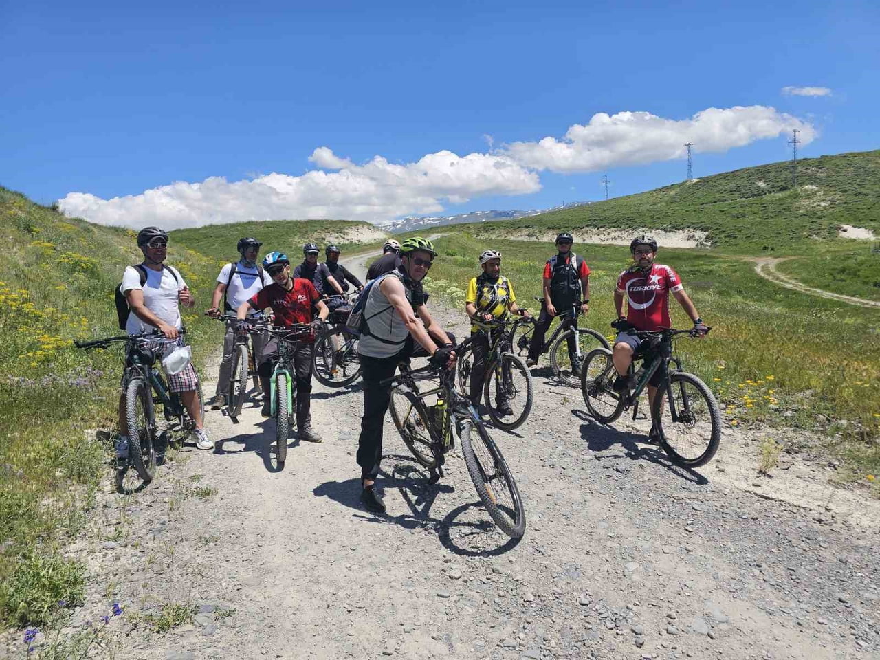 ERZURUM’DA KENDİLERİNİ "DEMİR ATLILAR" OLARAK ADLANDIRAN HER YAŞTAN BİSİKLET SEVDALISI, HER HAFTA...