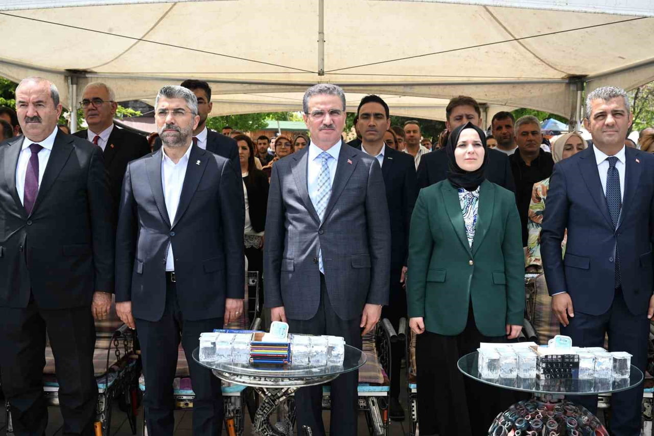 ERZURUM’DA "DUMANSIZ BİR HAYAT BIRAK ÇOCUĞUNA, BİSİKLETİ DE BİZDEN OLSUN" YARIŞMASININ ÖDÜL TÖRENİ...