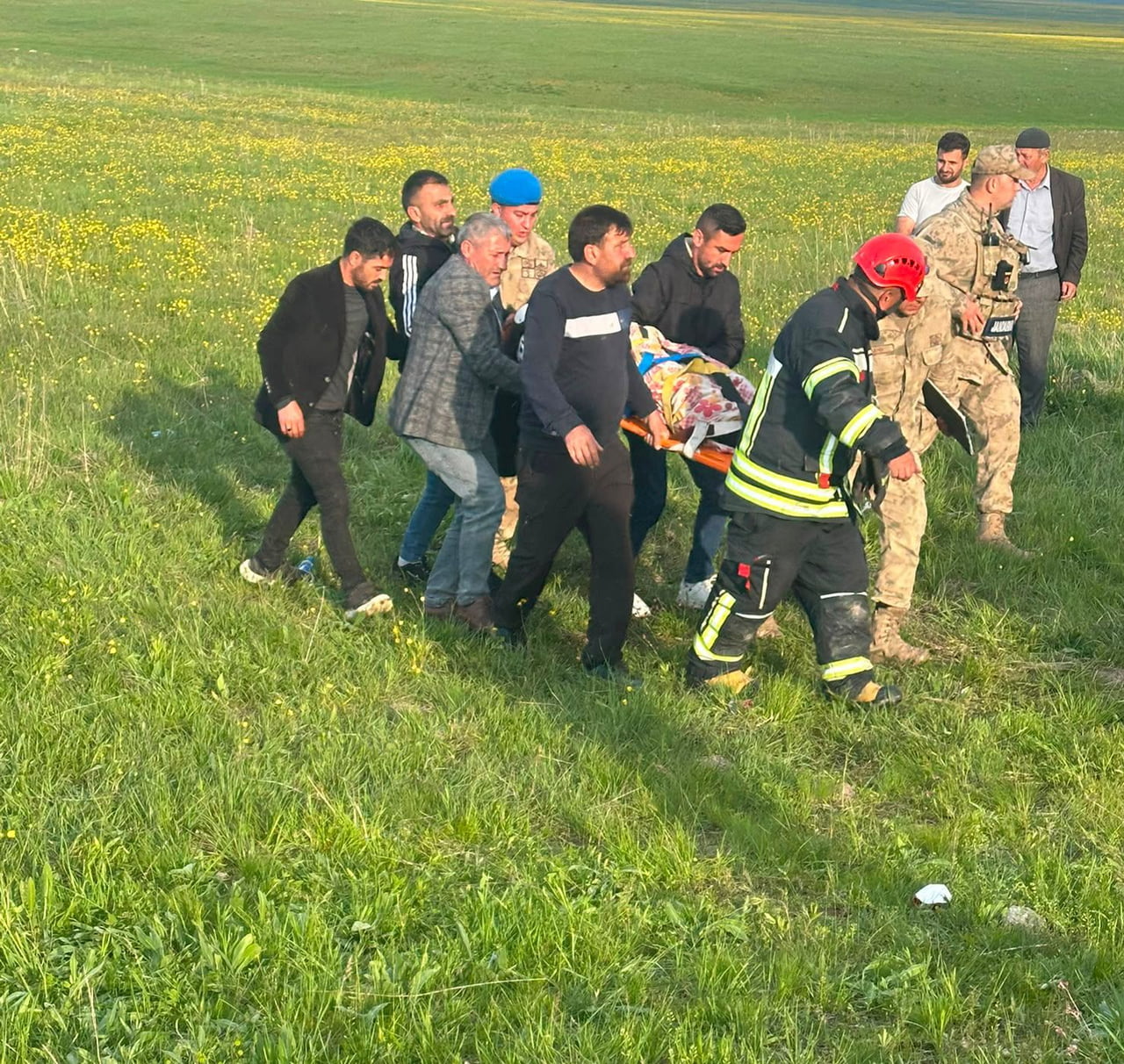 ERZURUM’DA SÜRÜCÜSÜNÜN KONTROLÜNÜ KAYBETTİĞİ HAFİF TİCARİ ARACIN TAKLA ATMASI SONUCU 1'İ BEBEK 3...