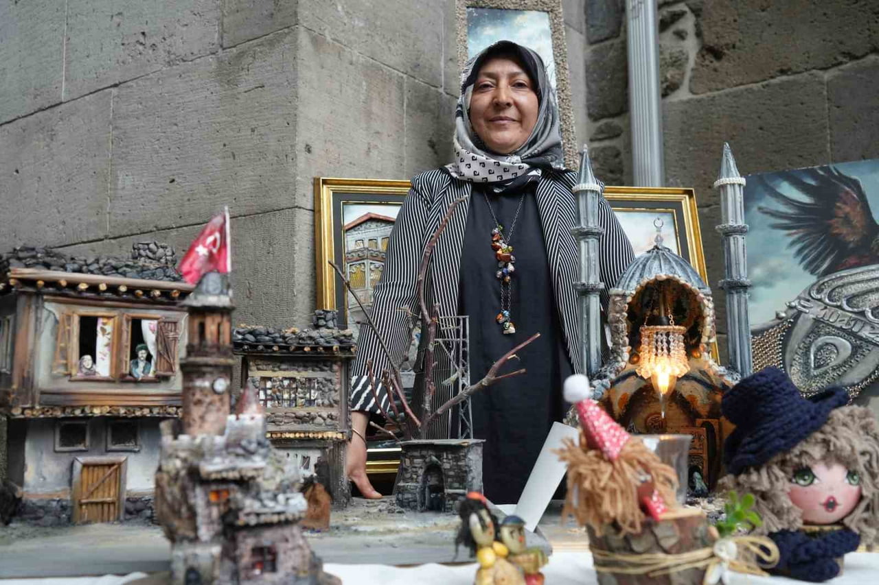 ERZURUM’DA YAŞAYAN 50 YAŞINDAKİ USTA ÖĞRETİCİ AYŞE KÜÇÜKDEMİR, KULLANILMAYAN TAKILARDAN ESKİ KEMER...