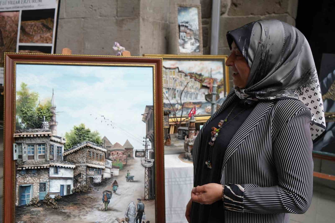 ERZURUM’DA YAŞAYAN 50 YAŞINDAKİ USTA ÖĞRETİCİ AYŞE KÜÇÜKDEMİR, KULLANILMAYAN TAKILARDAN ESKİ KEMER...