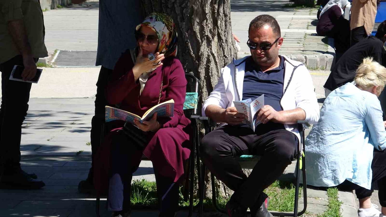 ERZURUM’DVELİLER KUR'AN-I KERİM OKUYARAK ÇOCUKLARININ BAŞARISI İÇİN DUA ETTİ.A LGS HEYECANI...