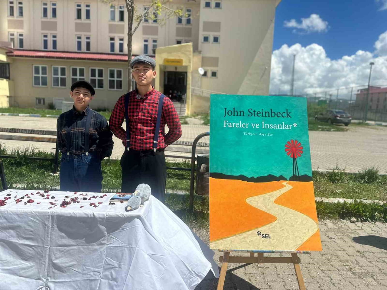 ERZURUM KARAYAZI ANADOLU LİSESİ ÖĞRENCİLERİ TARAFINDAN DÜZENLENEN ETKİNLİKTE, ÖĞRENCİLER ÜNLÜ...