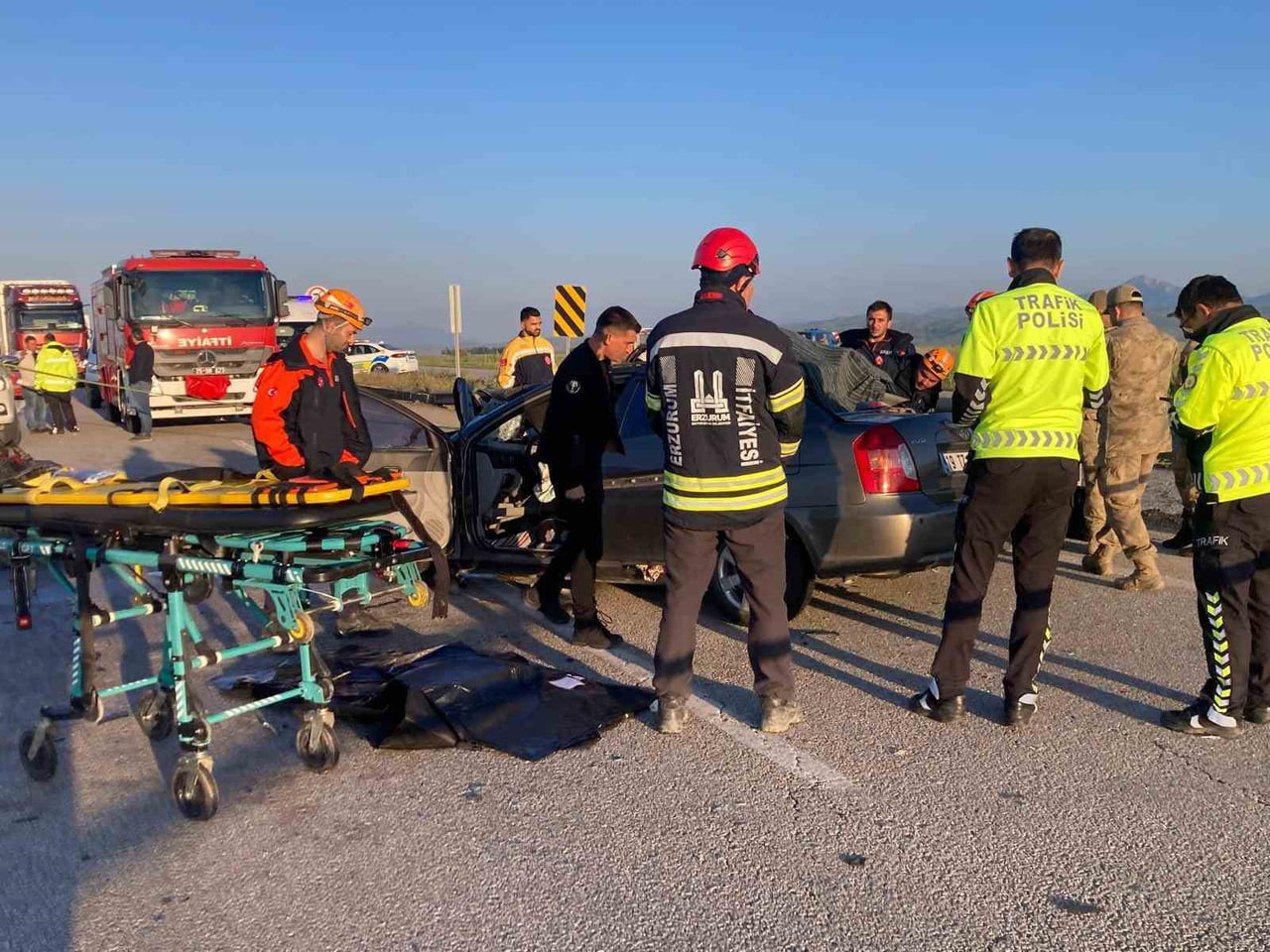 ERZURUM’UN AŞKALE İLÇESİNDE MEYDANA GELEN TRAFİK KAZASINDA 3 KİŞİ HAYATINI KAYBETTİ, 3 KİŞİ DE...